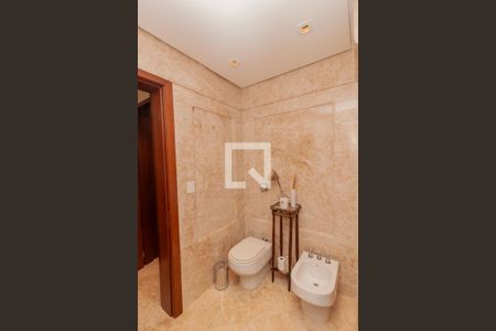 Apartamento à venda com 300m², 3 quartos e 5 vagas Apartamento à venda com 300m², 3 quartos e 5 vagasBanheiro da Suíte