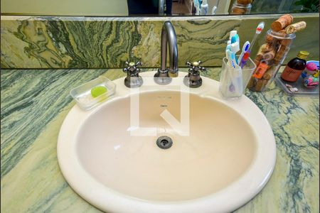 Apartamento à venda com 199m², 3 quartos e 3 vagas Apartamento à venda com 199m², 3 quartos e 3 vagasBanheiro 2