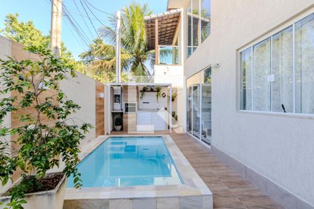 Casa de condomínio para alugar com 200m², 5 quartos e 1 vaga Casa de condomínio para alugar com 200m², 5 quartos e 1 vagaPiscina