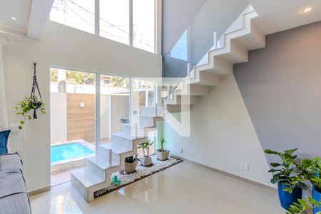 Sala de casa de condomínio para alugar com 5 quartos, 200m² em Campo Grande, Rio de Janeiro