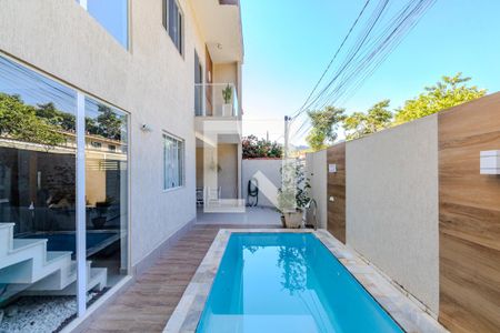 Casa de condomínio para alugar com 200m², 5 quartos e 1 vaga Casa de condomínio para alugar com 200m², 5 quartos e 1 vagaPiscina