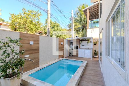 Casa de condomínio para alugar com 200m², 5 quartos e 1 vaga Casa de condomínio para alugar com 200m², 5 quartos e 1 vagaPiscina