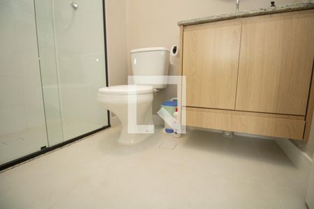 Banheiro. Armário e louça sanitária  de apartamento para alugar com 1 quarto, 31m² em Vila Olímpia, São Paulo