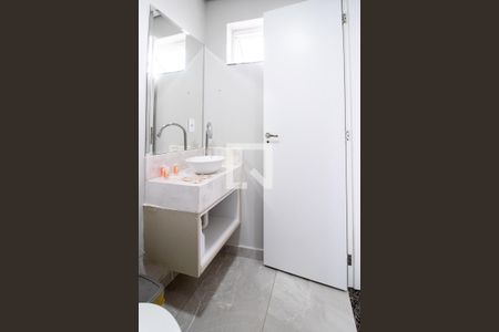 Banheiro de kitnet/studio para alugar com 1 quarto, 20m² em Vista Alegre, Curitiba
