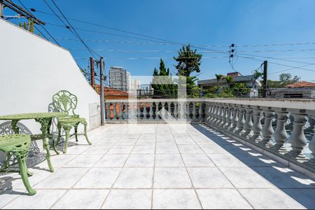 Casa à venda com 200m², 3 quartos e 2 vagas Casa à venda com 200m², 3 quartos e 2 vagasTerraço