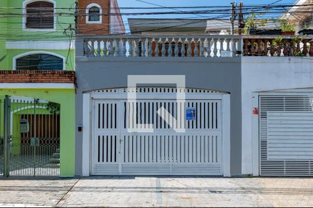 Casa à venda com 200m², 3 quartos e 2 vagas Casa à venda com 200m², 3 quartos e 2 vagasFachada