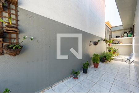 Casa à venda com 200m², 3 quartos e 2 vagas Casa à venda com 200m², 3 quartos e 2 vagasTerraço