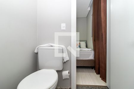 Banheiro de kitnet/studio para alugar com 1 quarto, 20m² em Vista Alegre, Curitiba