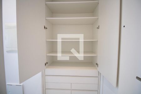 Apartamento à venda com 85m², 1 quarto e 2 vagasCorredor com amplo armário