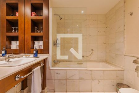 Banheiro de kitnet/studio para alugar com 1 quarto, 33m² em Paraíso, São Paulo