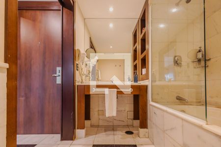 Banheiro de kitnet/studio para alugar com 1 quarto, 33m² em Paraíso, São Paulo