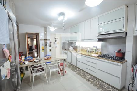 Apartamento à venda com 300m², 4 quartos e 4 vagas Apartamento à venda com 300m², 4 quartos e 4 vagasCozinha