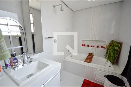 Apartamento à venda com 300m², 4 quartos e 4 vagas Apartamento à venda com 300m², 4 quartos e 4 vagasBanheiro da Suíte 2