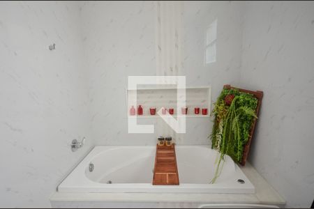 Apartamento à venda com 300m², 4 quartos e 4 vagas Apartamento à venda com 300m², 4 quartos e 4 vagasBanheiro da Suíte 2