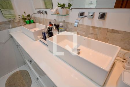 Apartamento à venda com 300m², 4 quartos e 4 vagas Apartamento à venda com 300m², 4 quartos e 4 vagasBanheiro Social