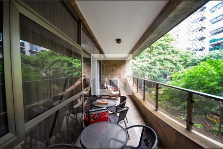 Apartamento à venda com 300m², 4 quartos e 4 vagas Apartamento à venda com 300m², 4 quartos e 4 vagasVaranda da Sala