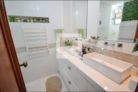 Apartamento à venda com 300m², 4 quartos e 4 vagas Apartamento à venda com 300m², 4 quartos e 4 vagasBanheiro Social