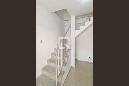 Sala - Acesso ao 2º andar de casa à venda com 3 quartos, 130m² em Braz de Pina, Rio de Janeiro