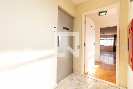 Apartamento à venda com 102m², 3 quartos e sem vaga Apartamento à venda com 102m², 3 quartos e sem vagaHall do andar