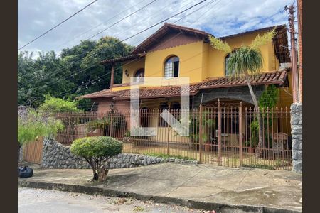 Casa à venda com 364m², 4 quartos e 3 vagasFachada