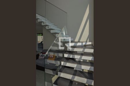 Casa de condomínio à venda com 420m², 4 quartos e 6 vagasEscada