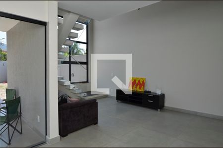 Sala de casa de condomínio para alugar com 4 quartos, 420m² em Vargem Grande, Rio de Janeiro