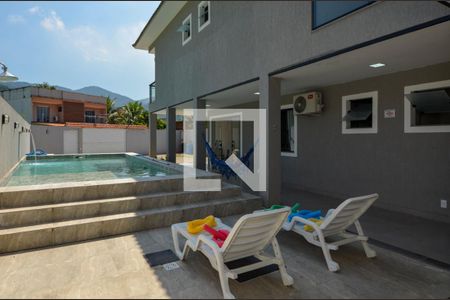 Casa de condomínio à venda com 420m², 4 quartos e 6 vagasÁrea externa