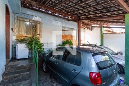 Casa à venda com 244m², 3 quartos e 2 vagas Casa à venda com 244m², 3 quartos e 2 vagasFachada