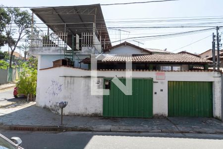 Casa à venda com 244m², 3 quartos e 2 vagas Casa à venda com 244m², 3 quartos e 2 vagasFachada
