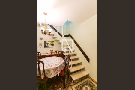 Escada de casa para alugar com 3 quartos, 270m² em Jardim Colombo, São Paulo
