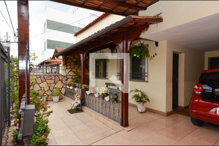 Quintal de casa à venda com 3 quartos, 298m² em Sagrada Família, Belo Horizonte