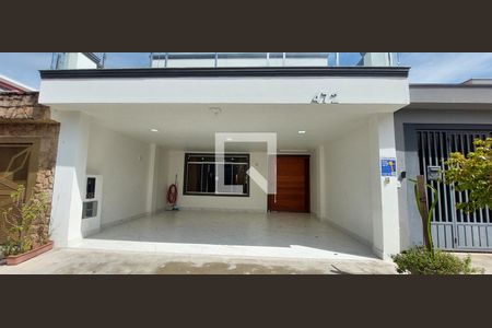 Casa à venda com 370m², 3 quartos e 3 vagasFachada