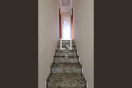 Escada de casa para alugar com 2 quartos, 99m² em Vila Pires, Santo André