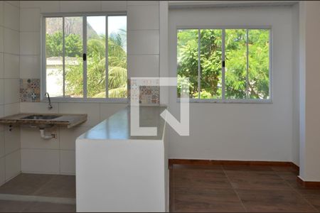 Sala de casa para alugar com 1 quarto, 40m² em Vargem Pequena, Rio de Janeiro