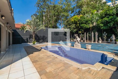 Casa de condomínio à venda com 806m², 4 quartos e 6 vagas Casa de condomínio à venda com 806m², 4 quartos e 6 vagasÁrea Externa