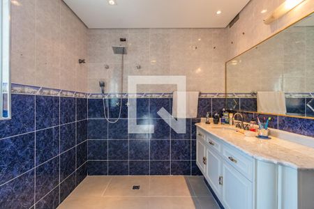 Casa de condomínio à venda com 806m², 4 quartos e 6 vagas Casa de condomínio à venda com 806m², 4 quartos e 6 vagasBanheiro 1 da Suíte 3