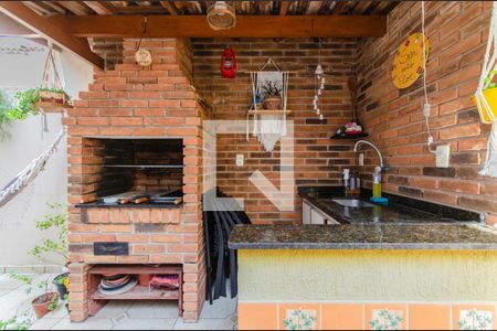 Casa à venda com 170m², 3 quartos e 2 vagas Casa à venda com 170m², 3 quartos e 2 vagasQuintal - Churrasqueira