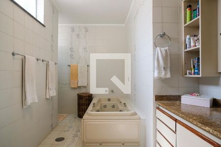 Casa à venda com 360m², 4 quartos e 3 vagasBanheiro da suíte 1