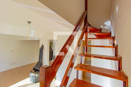 Escada de acesso aos dormitórios de casa de condomínio à venda com 3 quartos, 138m² em Estância Velha, Canoas