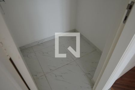 Banheiro de apartamento para alugar com 2 quartos, 74m² em Jardim Maria Rosa, Taboão da Serra