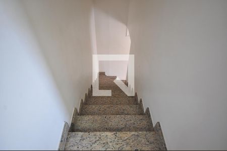 Casa de condomínio à venda com 200m², 3 quartos e 3 vagasEscada
