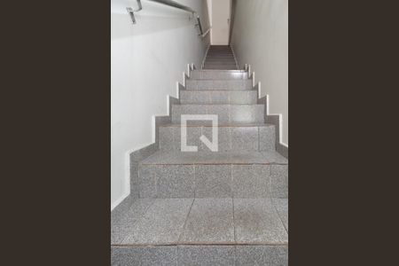 Casa para alugar com 100m², 2 quartos e 1 vagaEscada