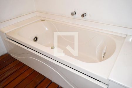 Apartamento à venda com 220m², 2 quartos e 2 vagasBanheiro da suíte - detalhe banheira