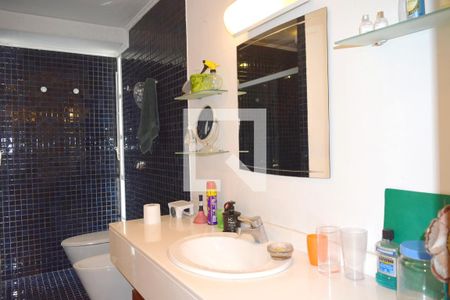 Apartamento à venda com 220m², 2 quartos e 2 vagasBanheiro da suíte