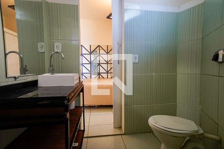 Banheiro de kitnet/studio para alugar com 1 quarto, 35m² em Piratininga, Niterói