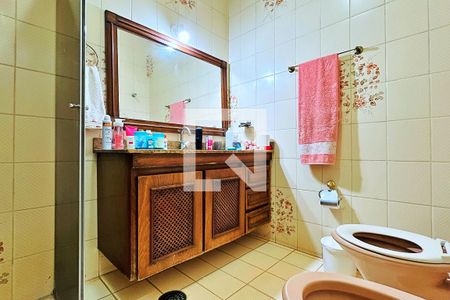 Casa à venda com 484m², 4 quartos e 5 vagasBanheiro da Suíte 2