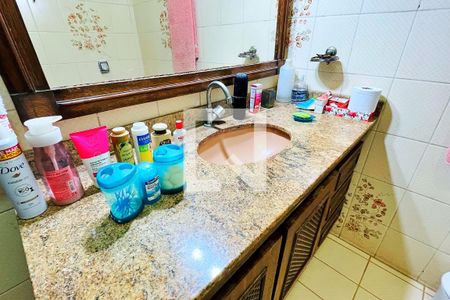 Casa à venda com 484m², 4 quartos e 5 vagasBanheiro da Suíte 2