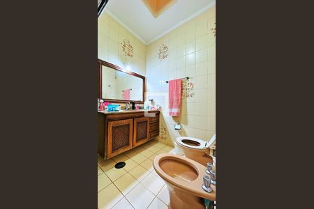 Casa à venda com 484m², 4 quartos e 5 vagasBanheiro da Suíte 2