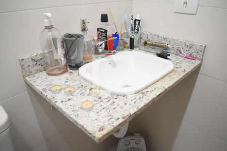 Banheiro Suíte de casa de condomínio para alugar com 2 quartos, 79m² em Alto Boqueirão, Curitiba