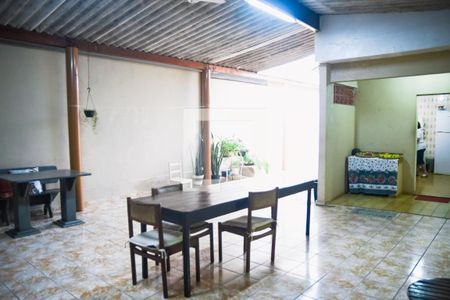 Casa à venda com 200m², 3 quartos e 2 vagas Casa à venda com 200m², 3 quartos e 2 vagasQuintal